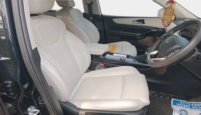 2025 Mahindra XUV700 AX 7 LUXURY D AT 7 STR, Diesel, Automatic, 7,887 km, interior