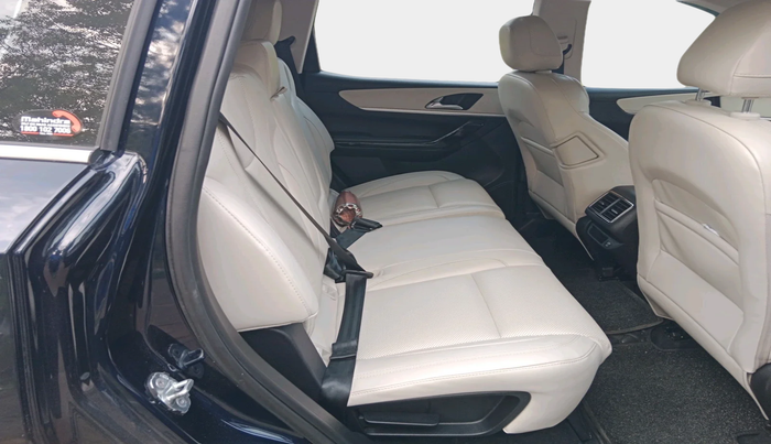 2025 Mahindra XUV700 AX 7 LUXURY D AT 7 STR, Diesel, Automatic, 7,887 km, interior