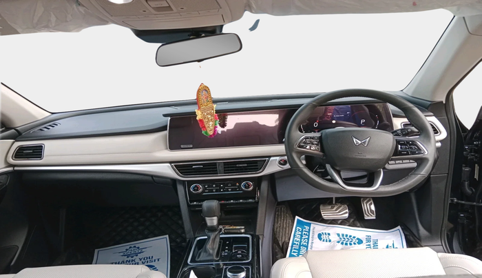 2025 Mahindra XUV700 AX 7 LUXURY D AT 7 STR, Diesel, Automatic, 7,887 km, interior