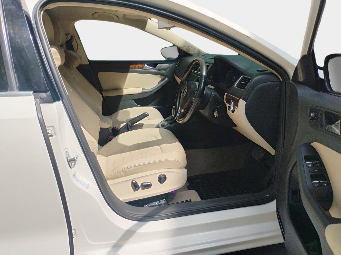 2011 Volkswagen Jetta HIGHLINE TDI AT, Diesel, Automatic, 1,62,080 km, interior