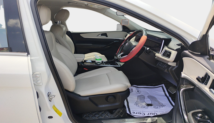 2022 Mahindra XUV700 AX 7 LUXURY P AT 7 STR, Petrol, Automatic, 30,911 km, interior