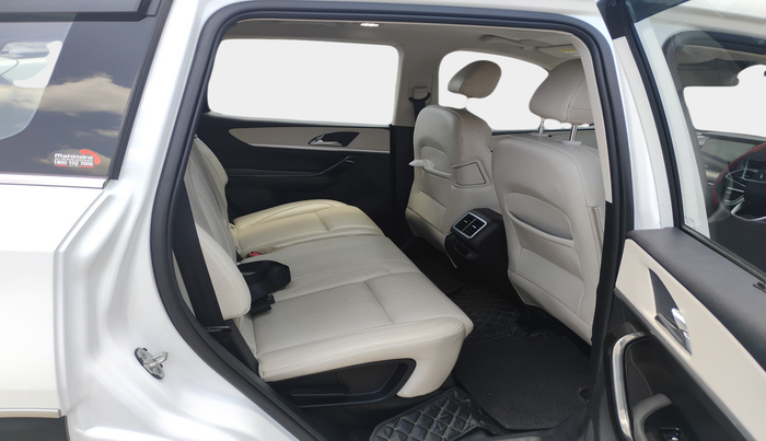 2022 Mahindra XUV700 AX 7 LUXURY P AT 7 STR, Petrol, Automatic, 30,911 km, interior