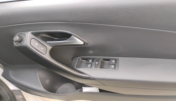 2015 Volkswagen Polo COMFORTLINE 1.2L, Petrol, Manual, 1,07,767 km, interior