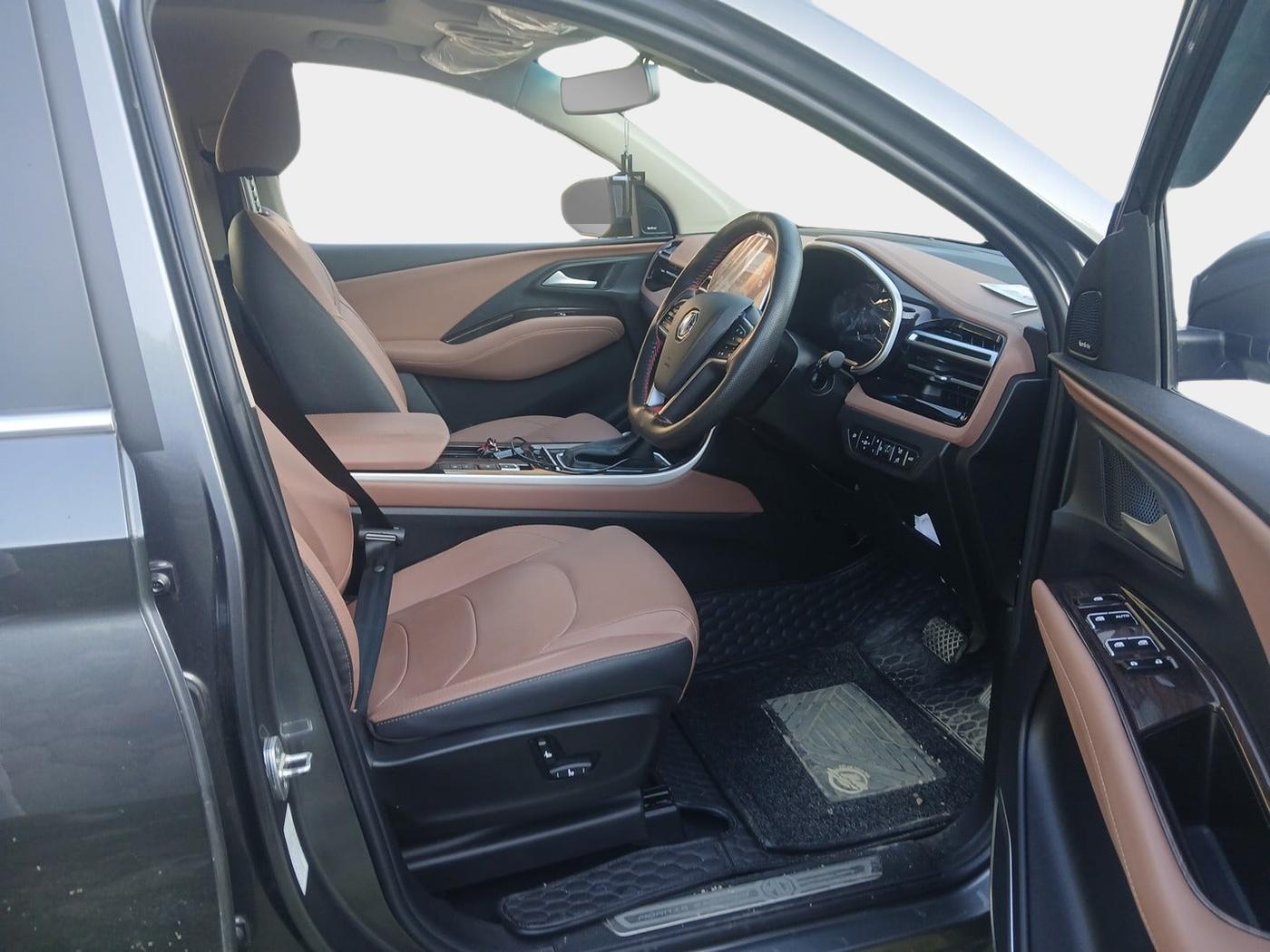 2024 MG HECTOR PLUS SHARP PRO 1.5 PETROL TURBO CVT 7 STR, Petrol, Automatic, 7,955 km, interior