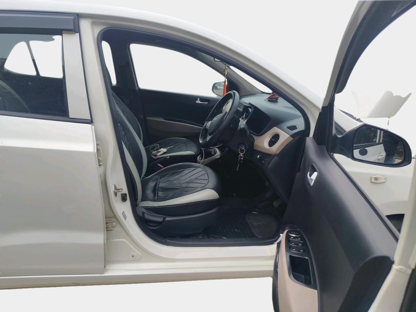 2017 Hyundai Grand i10 SPORTZ 1.2 KAPPA VTVT, Petrol, Manual, 1,00,292 km, interior