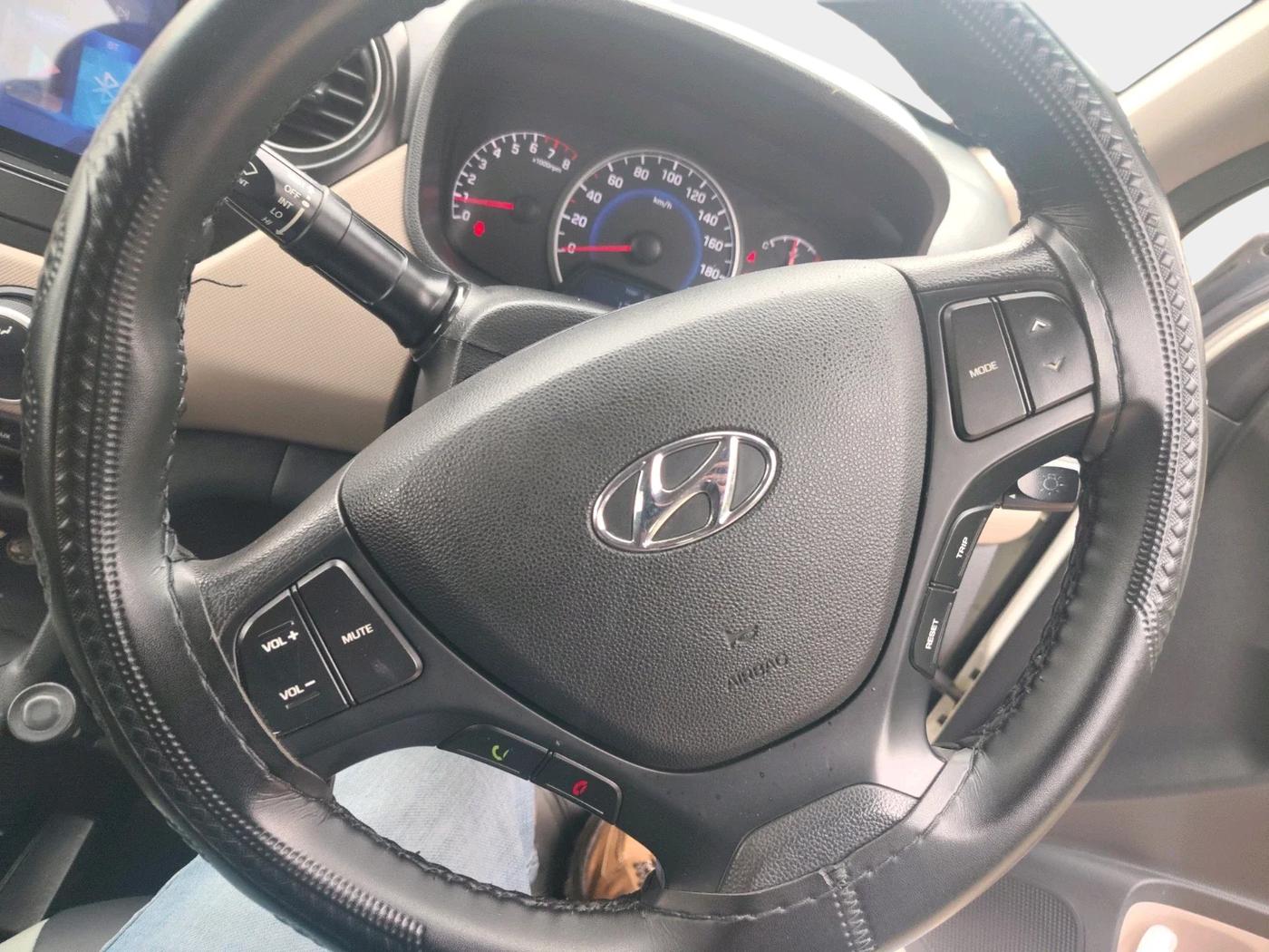 2017 Hyundai Grand i10 SPORTZ 1.2 KAPPA VTVT, Petrol, Manual, 1,00,292 km, interior