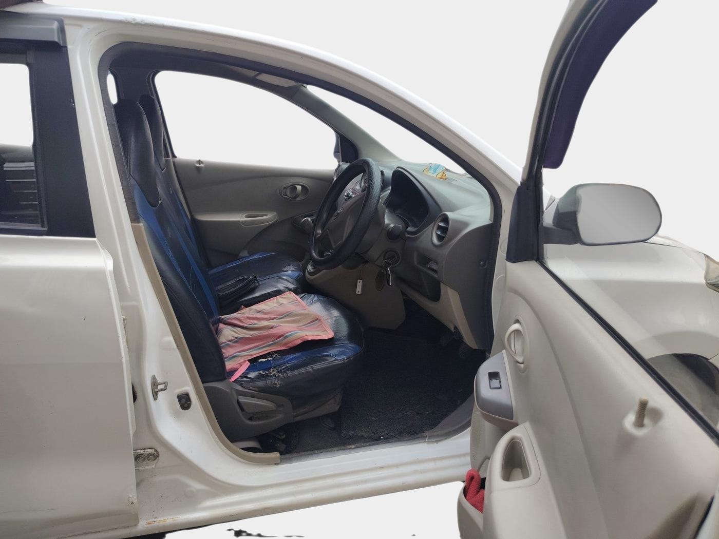 2015 Datsun Go Plus T, Petrol, Manual, 1,31,349 km, interior