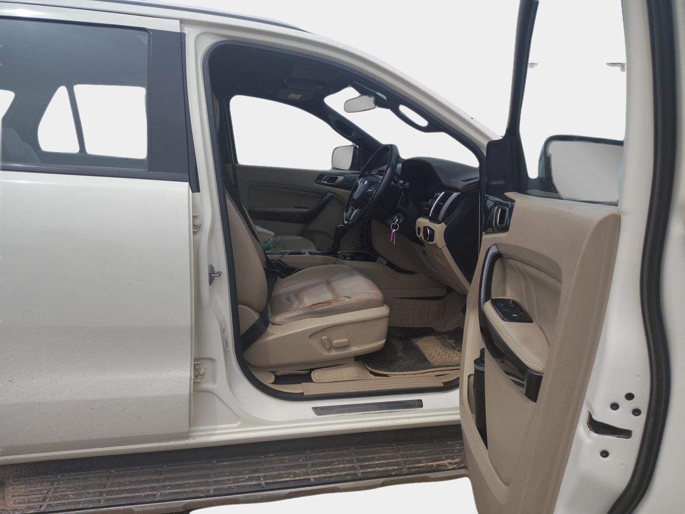 2016 Ford Endeavour TITANIUM 3.2 4X4 AT, Diesel, Automatic, 96,254 km, interior