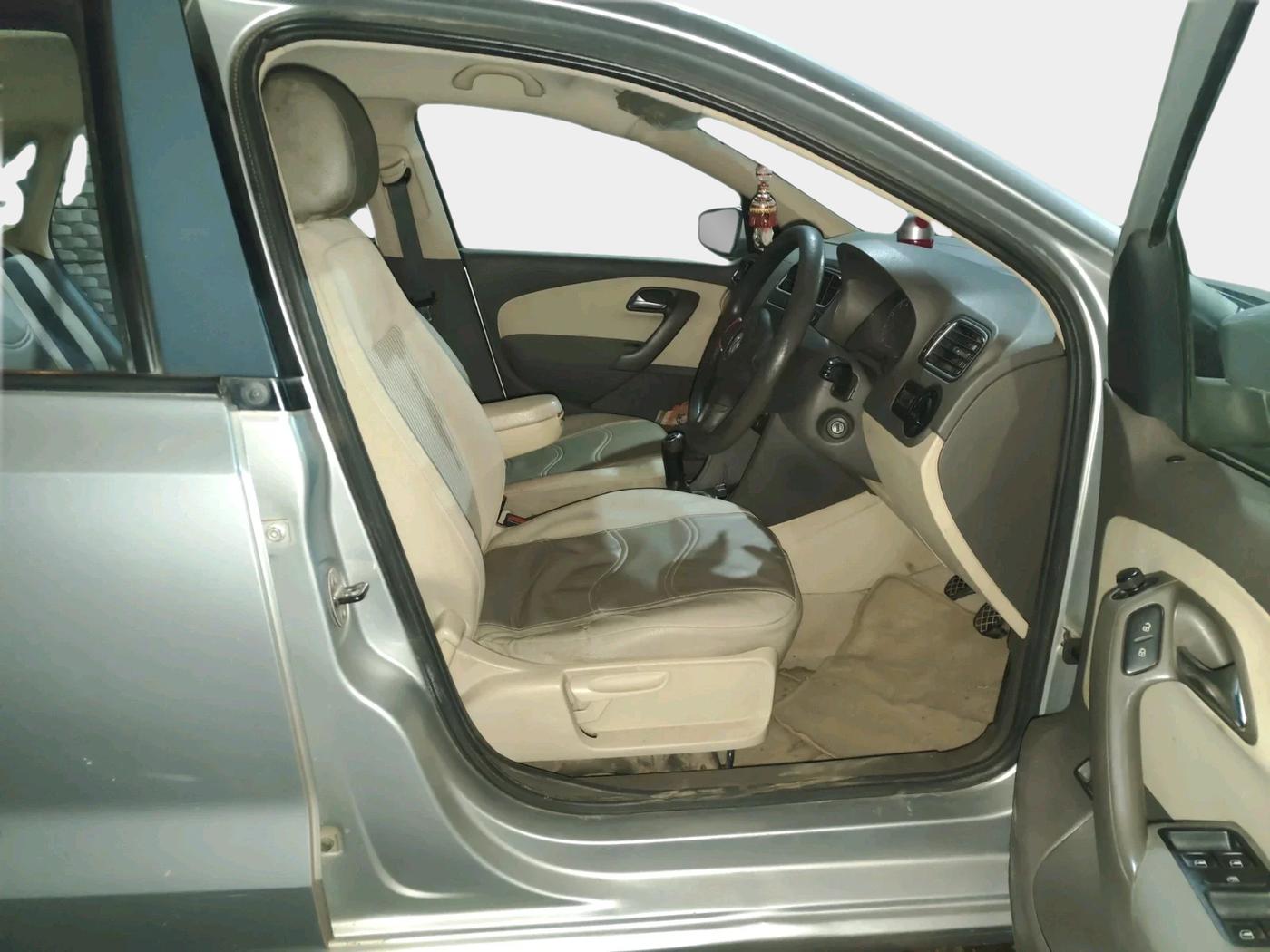 2011 Volkswagen Vento HIGHLINE 1.6 MPI, Petrol, Manual, 68,203 km, interior