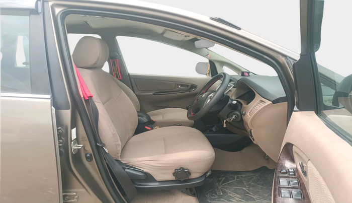 2015 Toyota Innova 2.5 VX 8 STR, Diesel, Manual, 1,70,231 km, interior