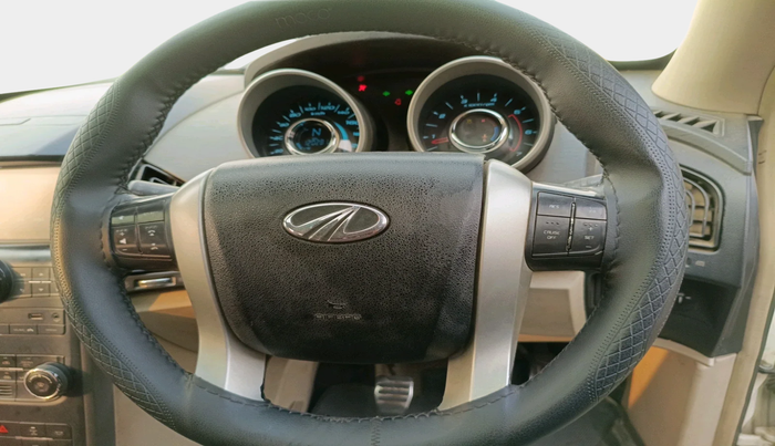 2016 Mahindra XUV500 W10, Diesel, Manual, 1,20,281 km, interior