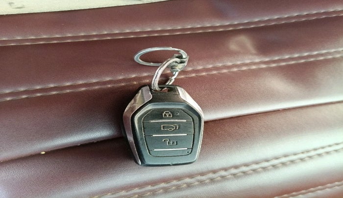 2016 Mahindra XUV500 W10, Diesel, Manual, 1,20,281 km, interior