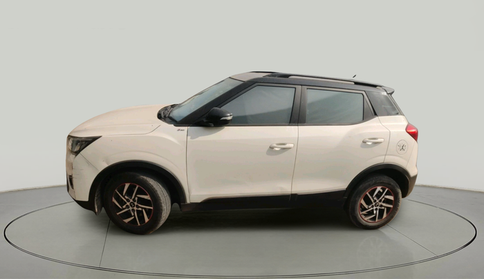 2022 Mahindra XUV300 W8(O) 1.2 PETROL DUAL TONE, Petrol, Manual, 30,800 km, exterior