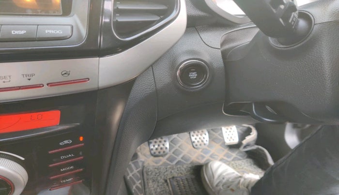 2022 Mahindra XUV300 W8(O) 1.2 PETROL DUAL TONE, Petrol, Manual, 30,800 km, interior