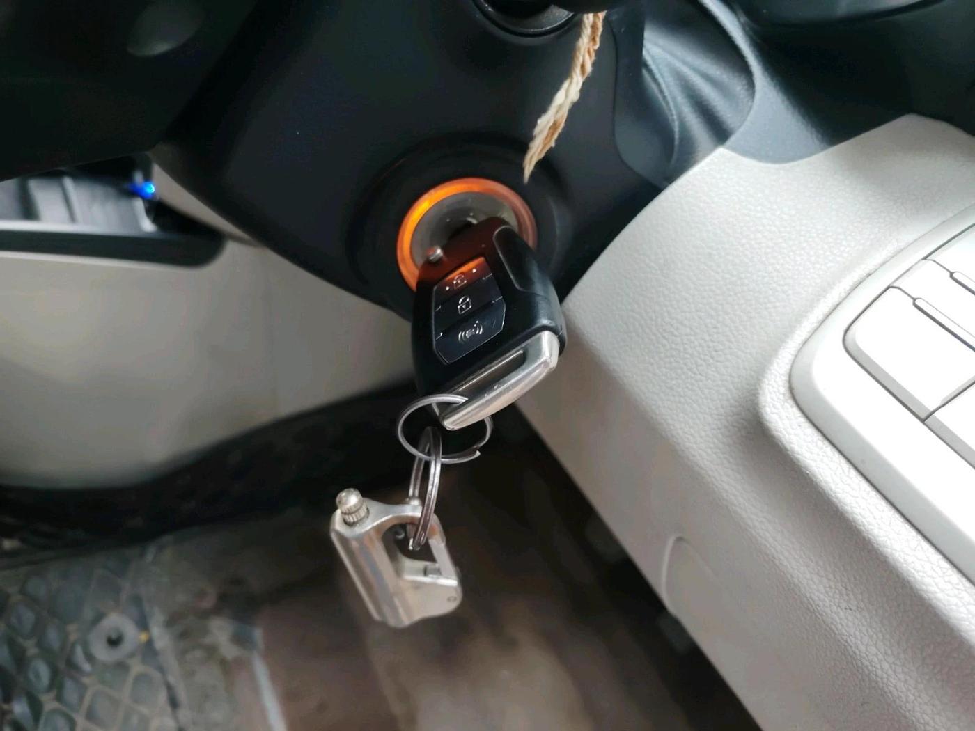 2021 Mahindra XUV300 W6 1.2 PETROL, Petrol, Manual, 1,01,260 km, interior