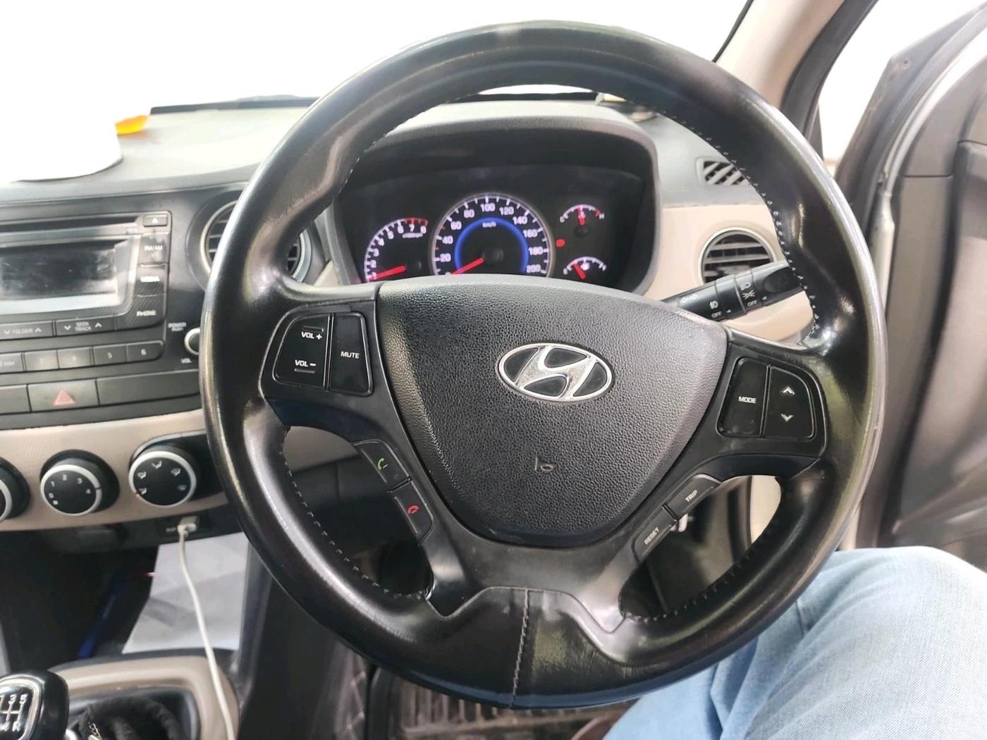 2015 Hyundai Grand i10 SPORTZ 1.2 KAPPA VTVT, Petrol, Manual, 1,30,808 km, interior