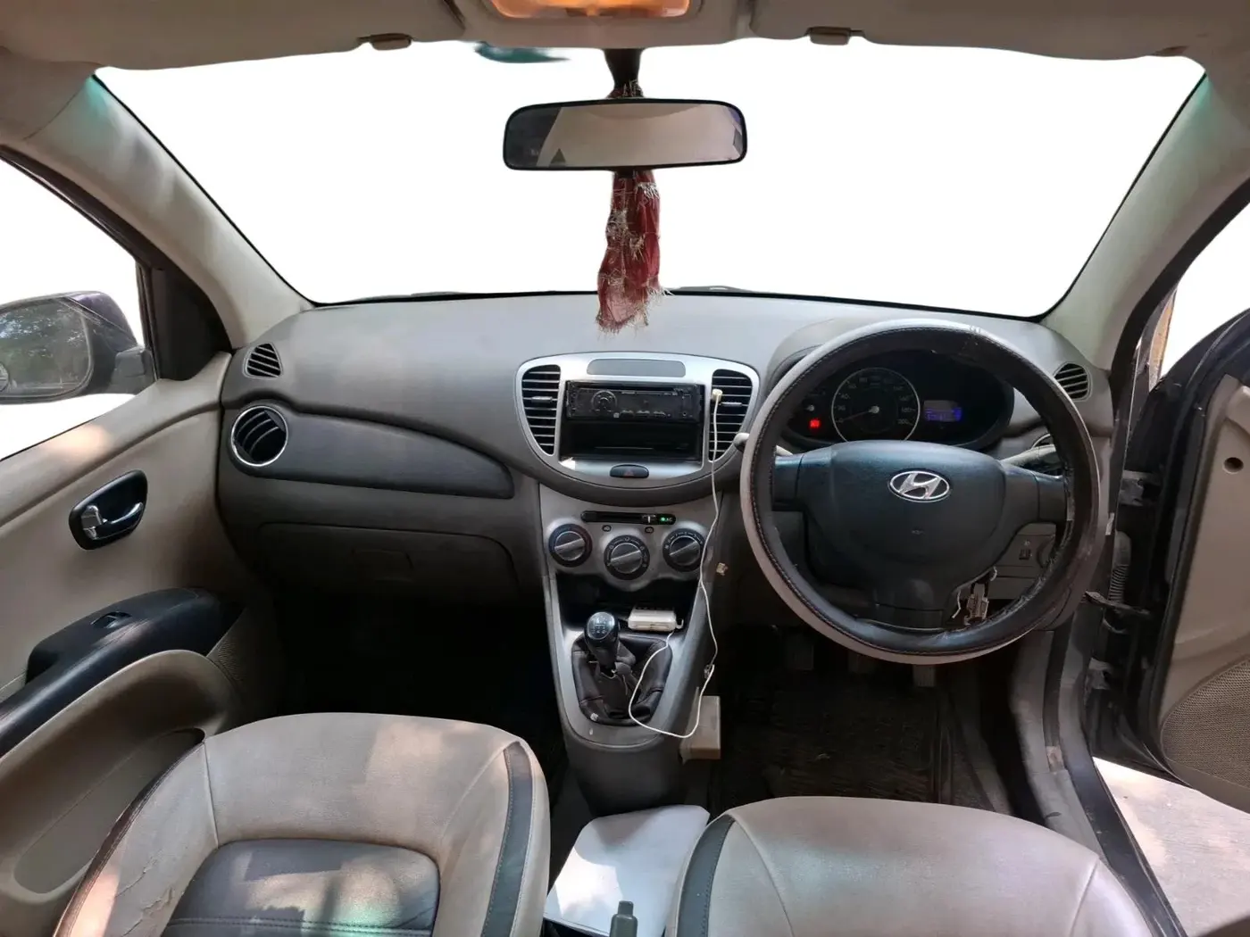 2011 Hyundai i10 MAGNA 1.2, Petrol, Manual, 60,937 km, interior