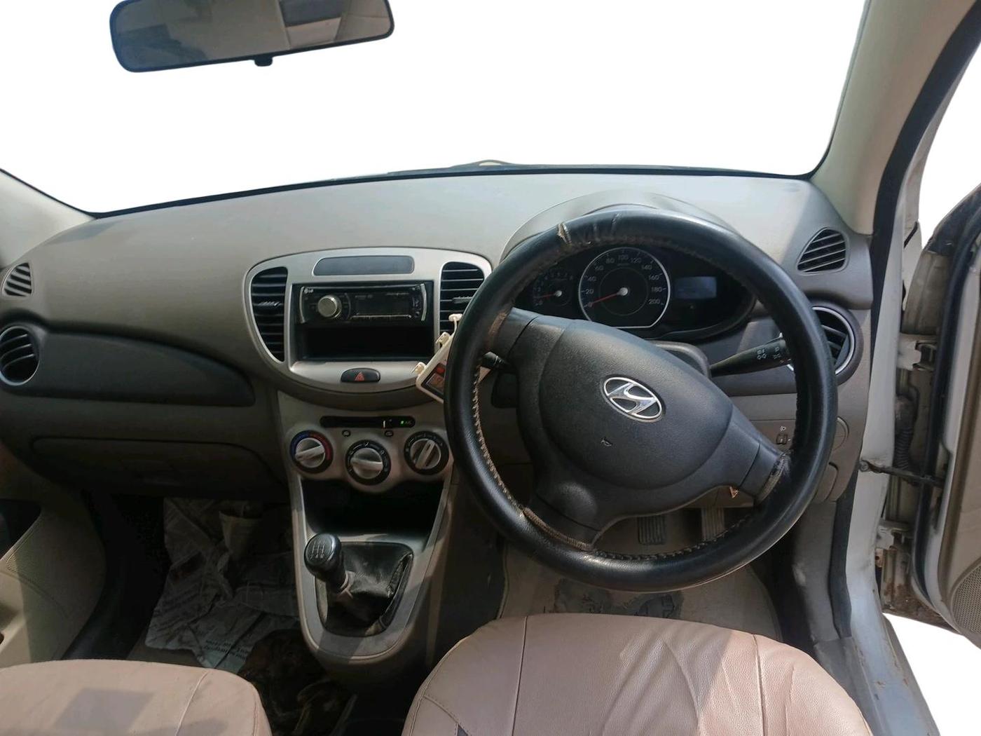 2015 Hyundai i10 MAGNA 1.1, CNG, Manual, 96,658 km, interior