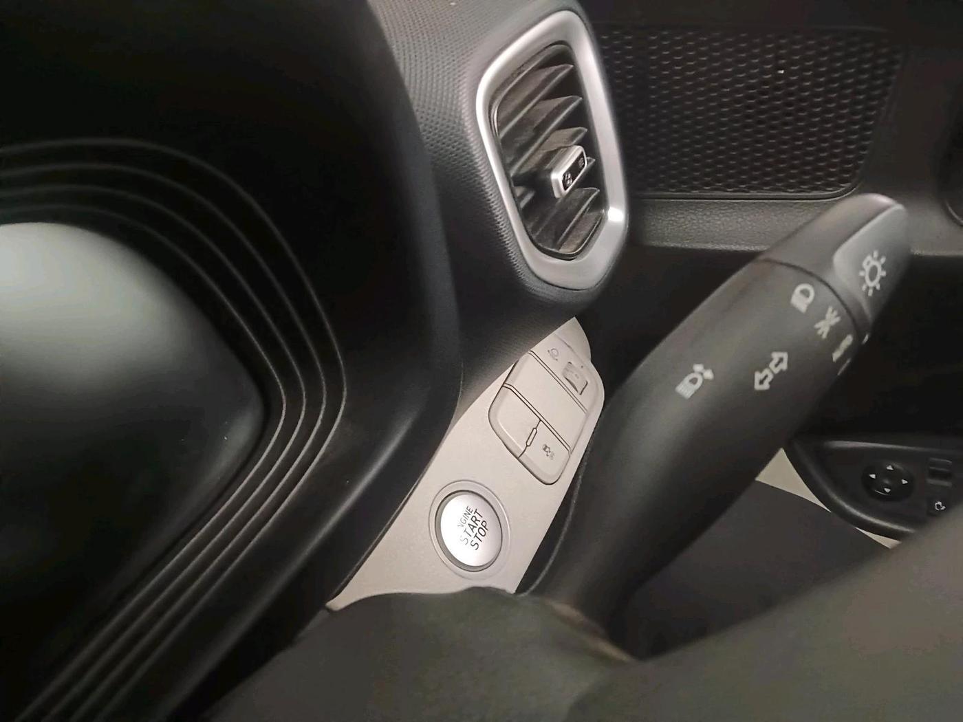 2022 Hyundai VENUE SX 1.2 PETROL, Petrol, Manual, 17,135 km, interior