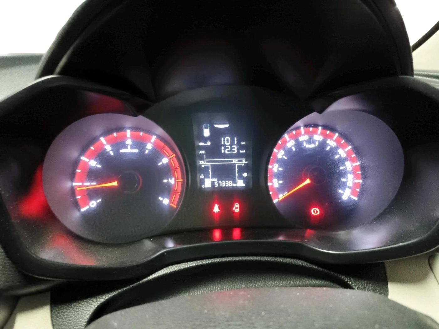 2020 Mahindra XUV300 W6 1.2 PETROL, Petrol, Manual, 57,338 km, interior