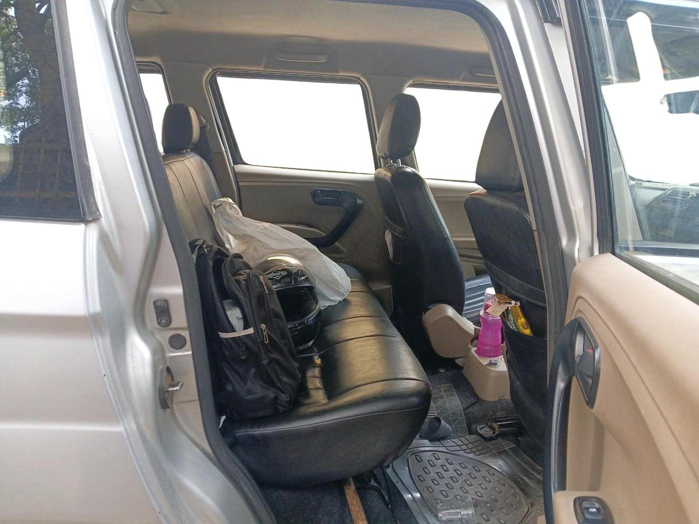 2016 Mahindra TUV300 T6 PLUS, Diesel, Manual, 1,21,018 km, interior