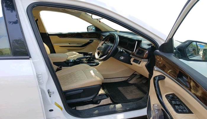 2022 Mahindra XUV700 AX 5 P MT 7 STR, Petrol, Manual, 38,616 km, interior