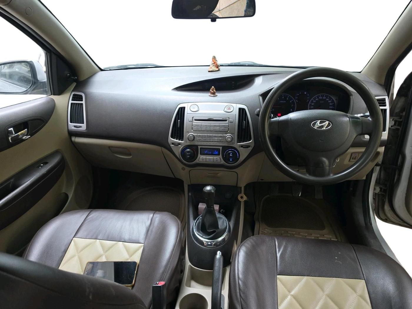 2011 Hyundai i20 MAGNA 1.2, Petrol, Manual, 1,35,565 km, interior