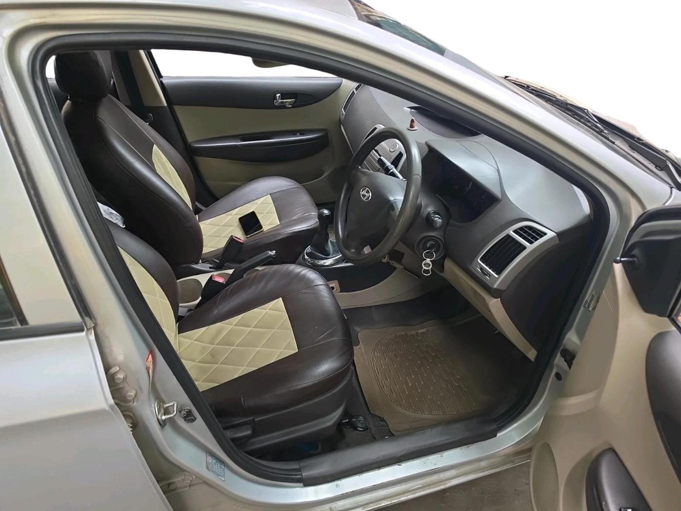 2011 Hyundai i20 MAGNA 1.2, Petrol, Manual, 1,35,565 km, interior