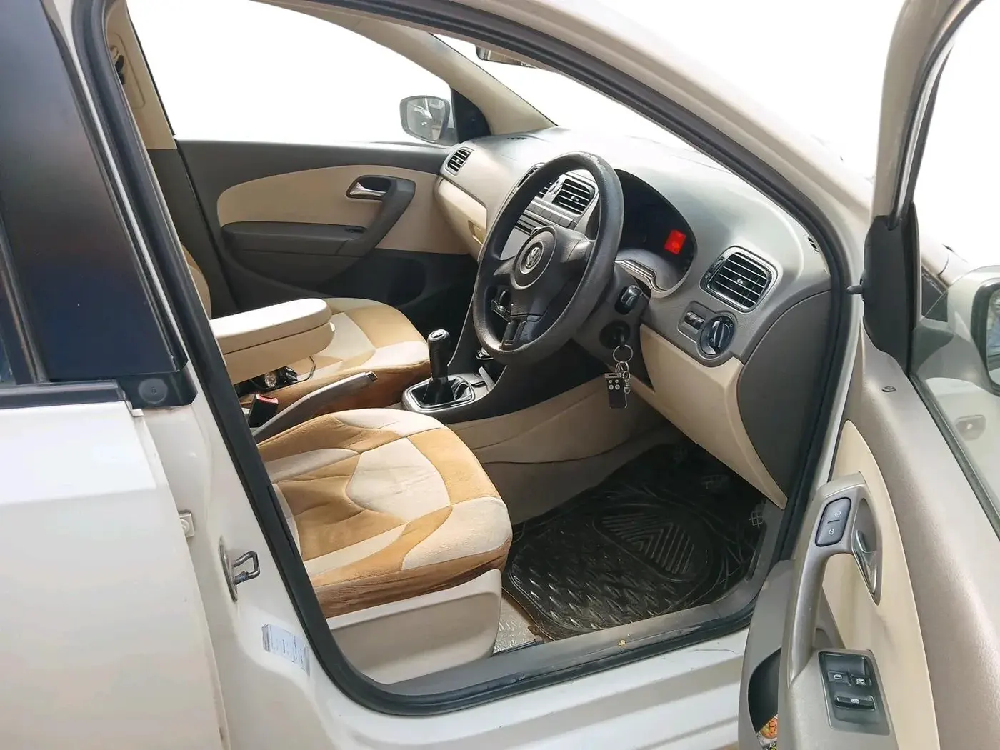 2011 Volkswagen Vento COMFORTLINE 1.6, Petrol, Manual, 89,026 km, interior