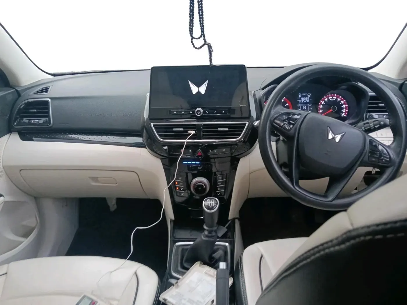 2024 Mahindra XUV 3XO MX3 1.2 L TCMPFi, Petrol, Manual, 18,400 km, interior
