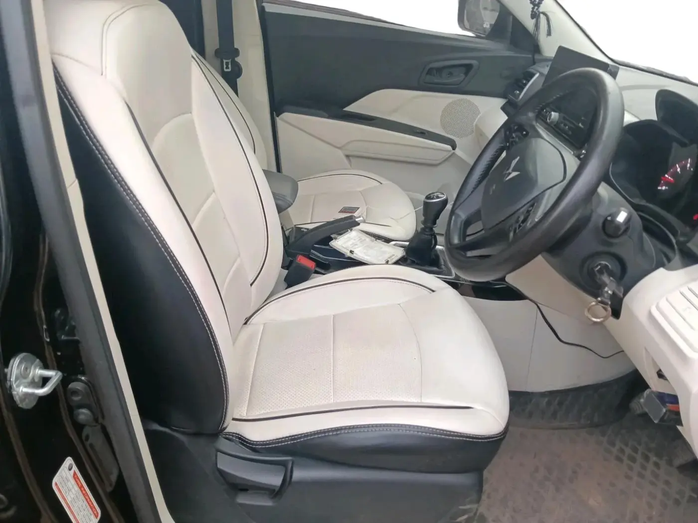 2024 Mahindra XUV 3XO MX3 1.2 L TCMPFi, Petrol, Manual, 18,400 km, interior