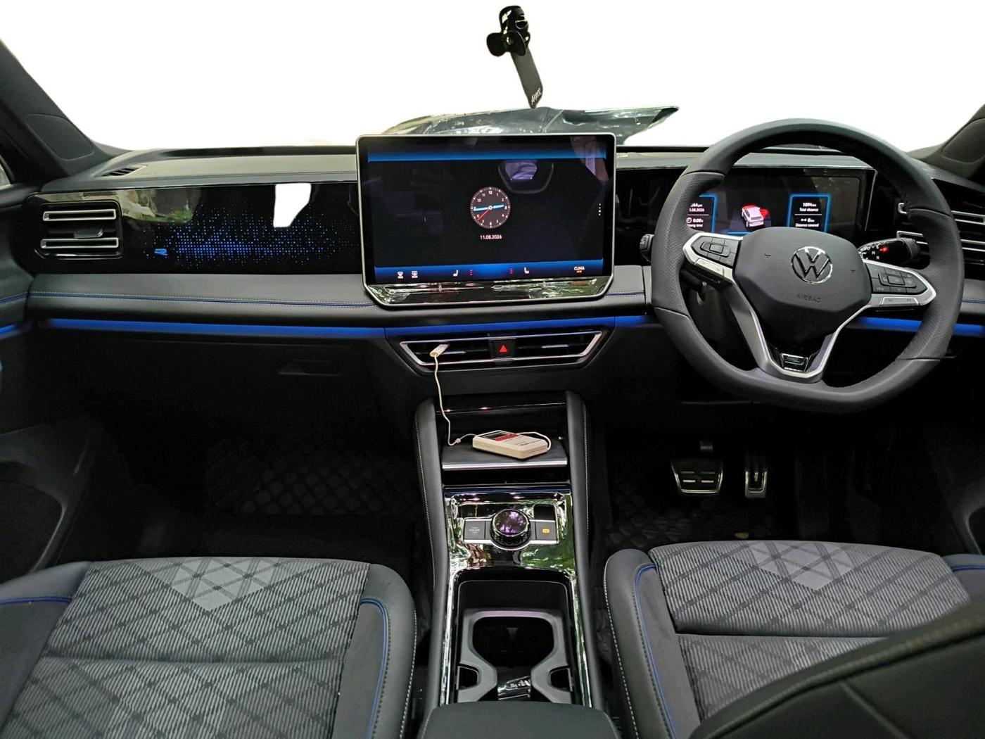2025 Volkswagen Tiguan R-Line 2.0L TSI, Petrol, Automatic, 1,094 km, interior