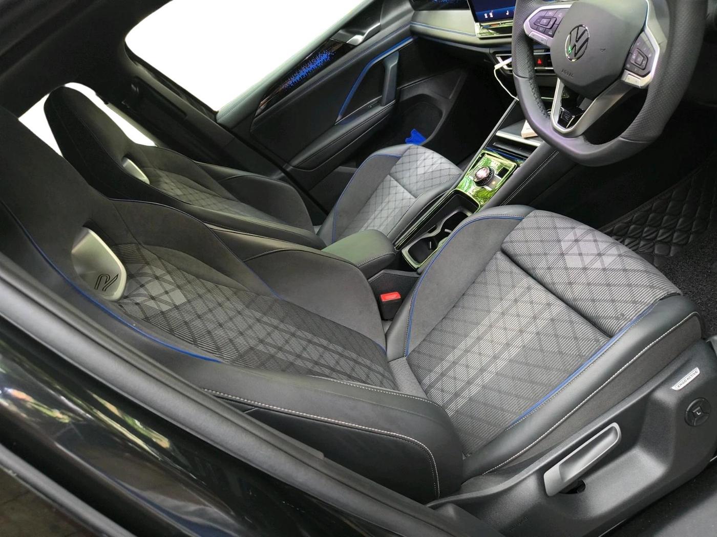 2025 Volkswagen Tiguan R-Line 2.0L TSI, Petrol, Automatic, 1,094 km, interior