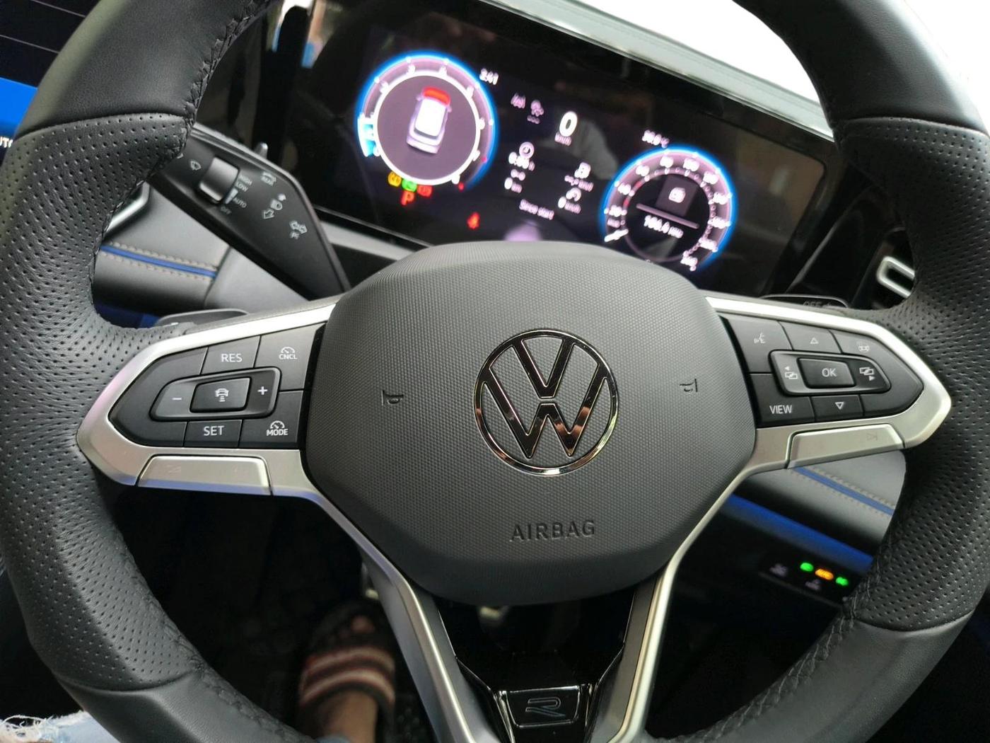2025 Volkswagen Tiguan R-Line 2.0L TSI, Petrol, Automatic, 1,094 km, interior