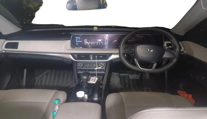 2022 Mahindra XUV700 AX 5 D AT 7 STR, Diesel, Automatic, 60,063 km, interior