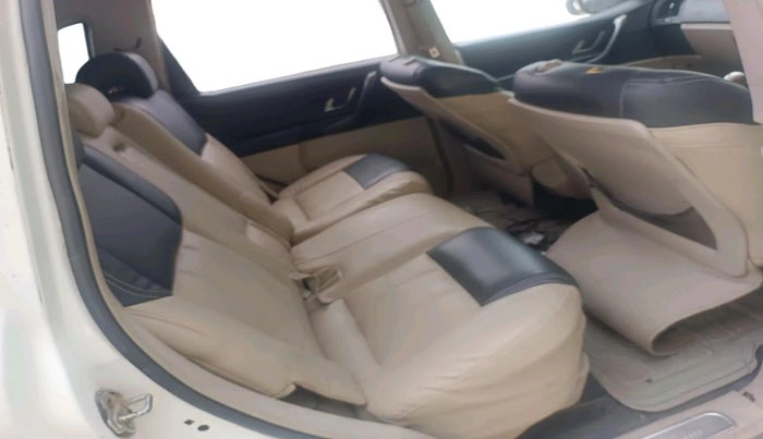 2016 Mahindra XUV500 W10, Diesel, Manual, 1,00,168 km, interior