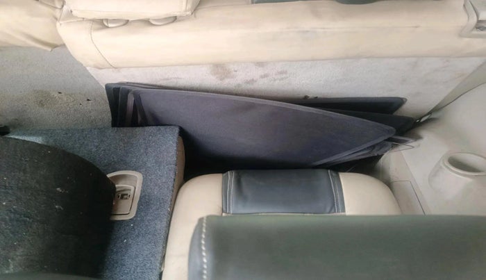 2016 Mahindra XUV500 W10, Diesel, Manual, 1,00,168 km, interior