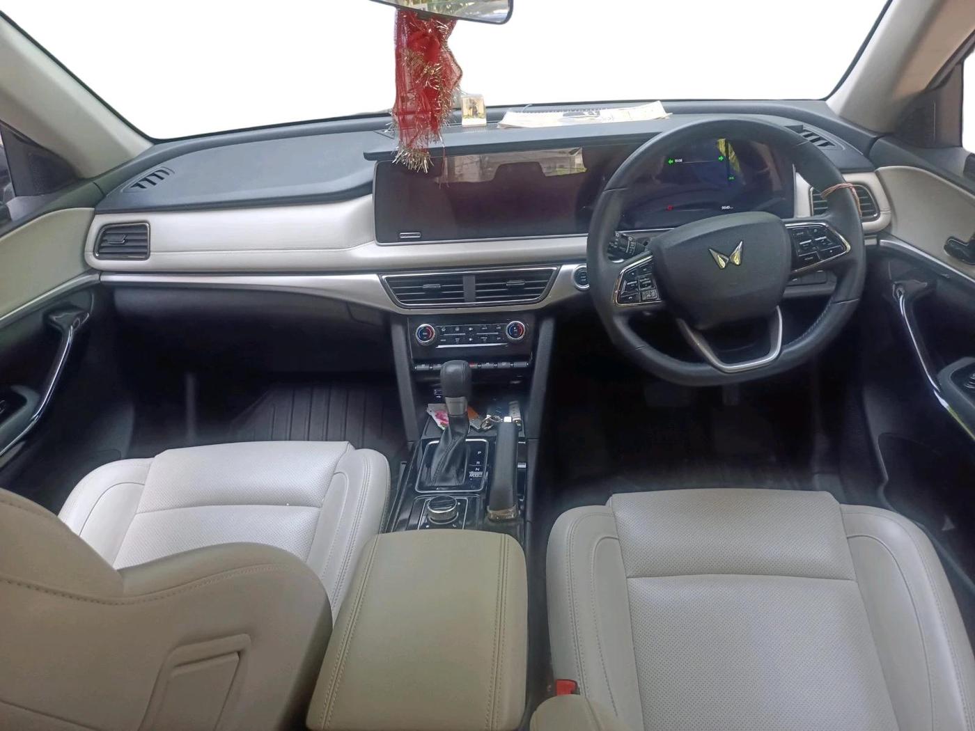 2024 Mahindra XUV700 AX 7 P AT 7 STR, Petrol, Automatic, 9,649 km, interior