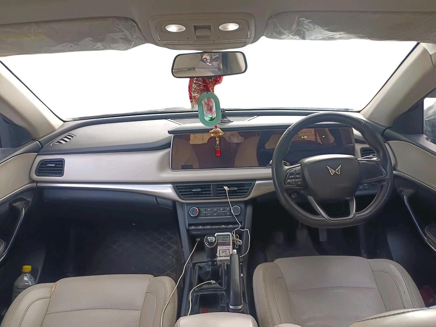 2022 Mahindra XUV700 AX 5 P MT 5 STR, Petrol, Manual, 56,321 km, interior