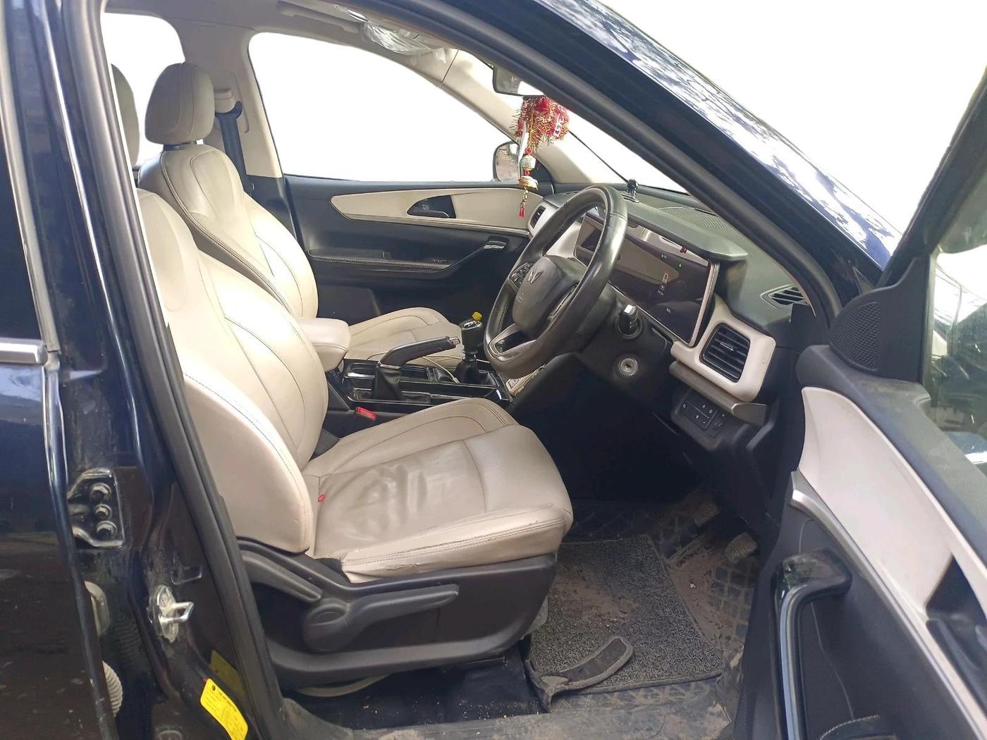 2022 Mahindra XUV700 AX 5 P MT 5 STR, Petrol, Manual, 56,321 km, interior