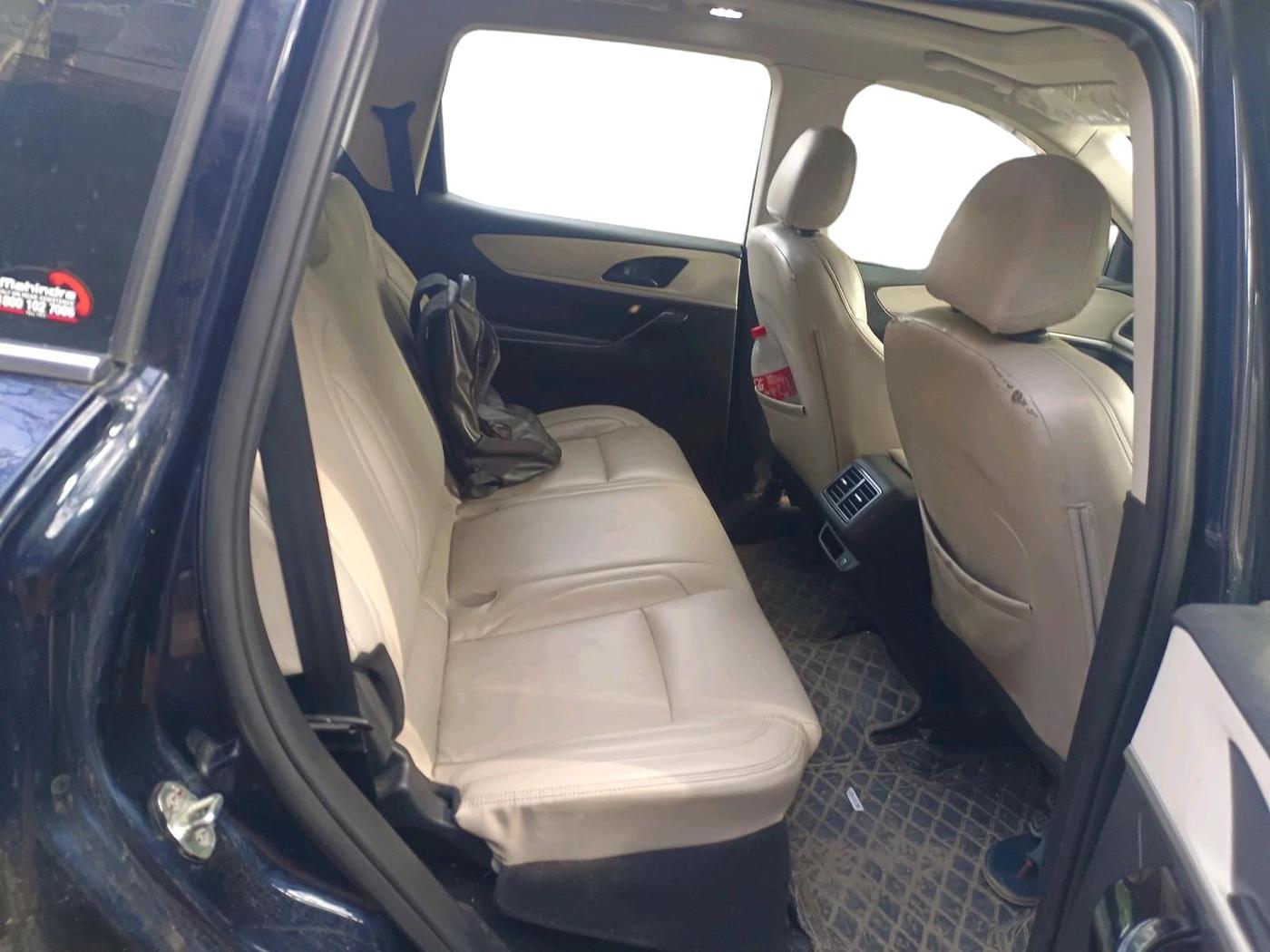 2022 Mahindra XUV700 AX 5 P MT 5 STR, Petrol, Manual, 56,321 km, interior