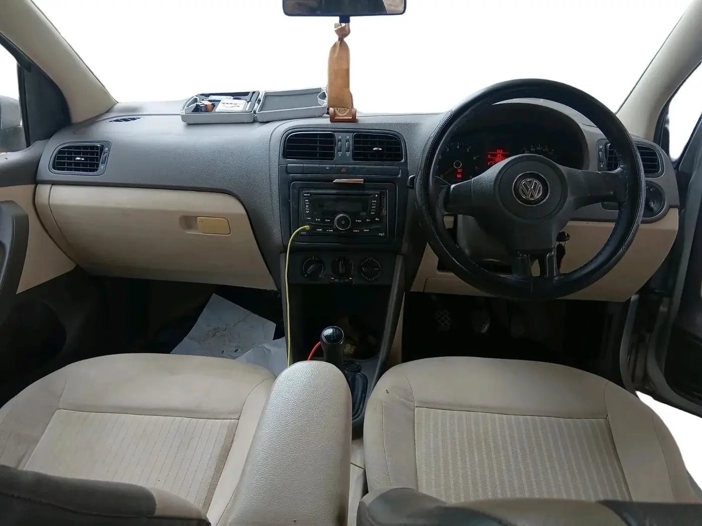 2012 Volkswagen Vento COMFORTLINE 1.6, Petrol, Manual, 1,88,201 km, interior