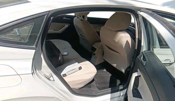 2022 Volkswagen VIRTUS HIGHLINE TSI 1.0 AT, Petrol, Automatic, 35,997 km, interior