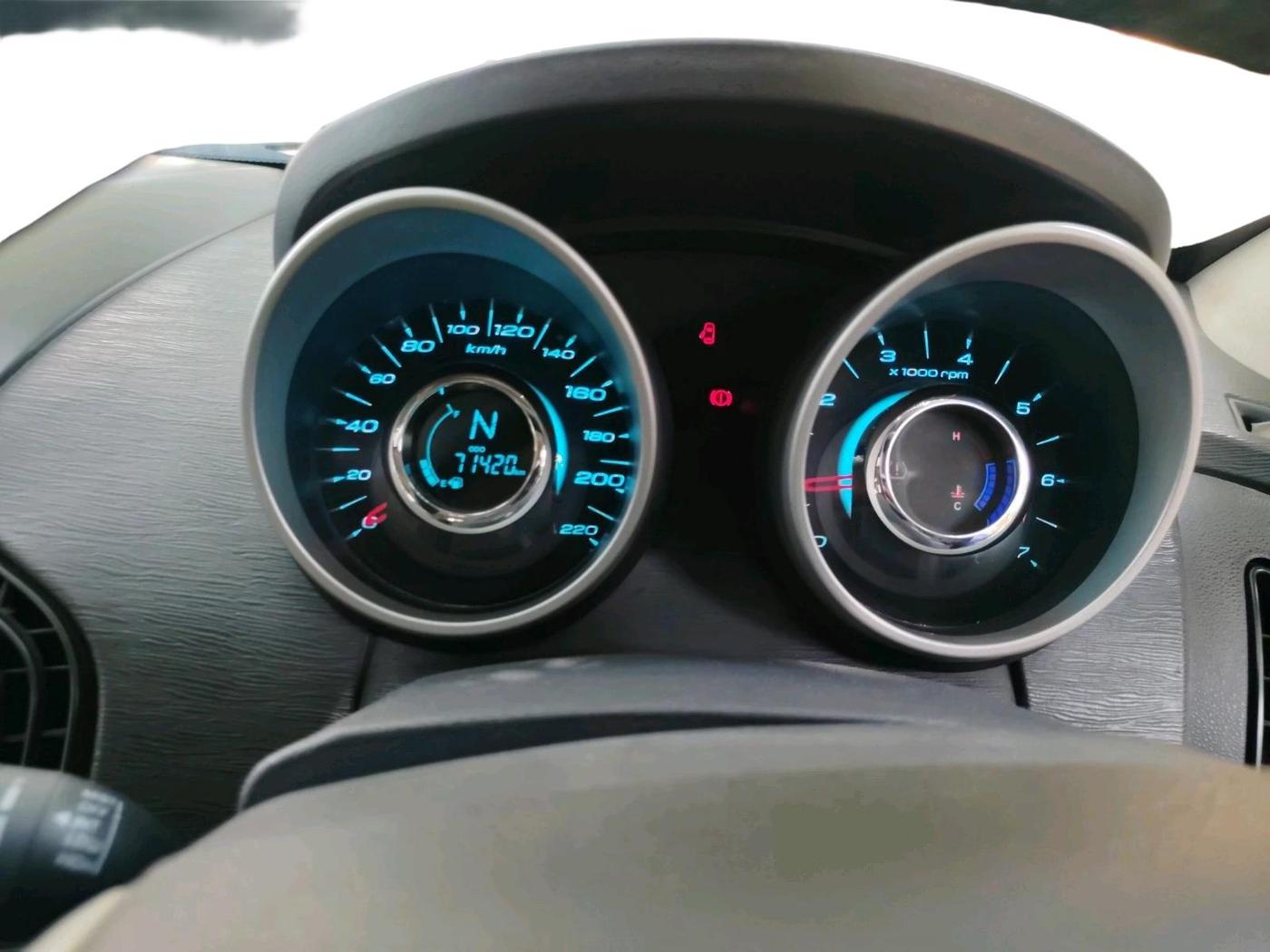 2016 Mahindra XUV500 W10 1.99, Diesel, Manual, 71,420 km, interior