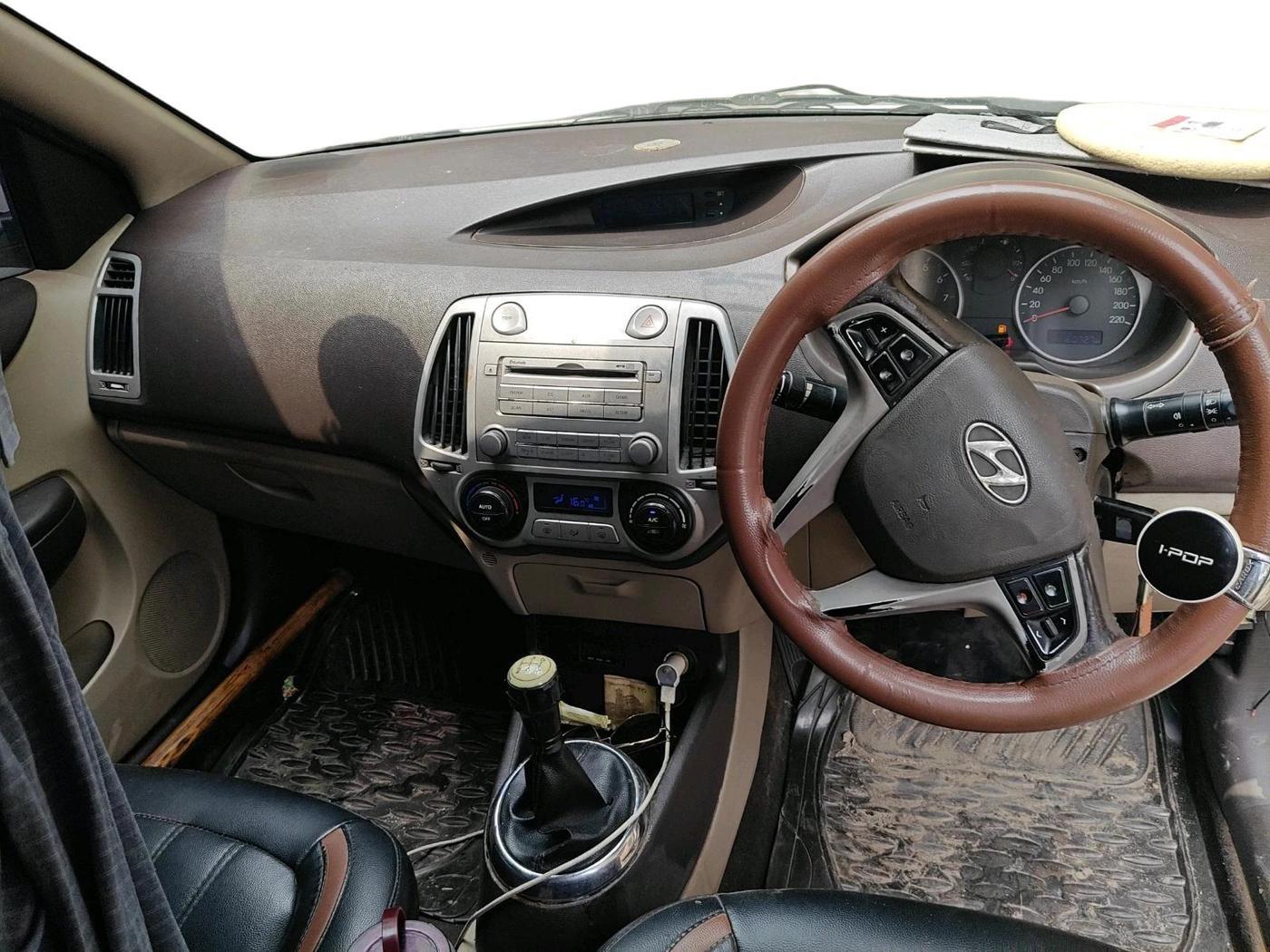 2011 Hyundai i20 SPORTZ 1.2, CNG, Manual, 1,60,727 km, interior
