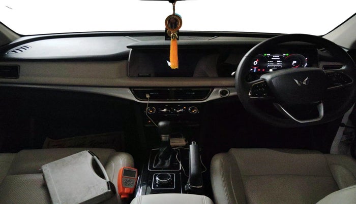 2024 Mahindra XUV700 AX 7 P AT 7 STR, Petrol, Automatic, 8,608 km, interior