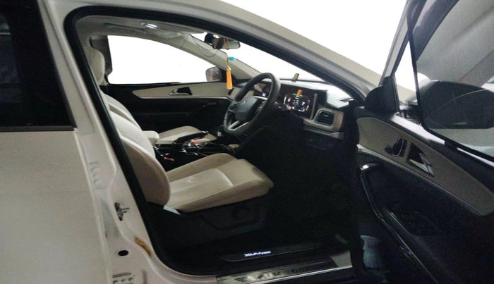 2024 Mahindra XUV700 AX 7 P AT 7 STR, Petrol, Automatic, 8,608 km, interior