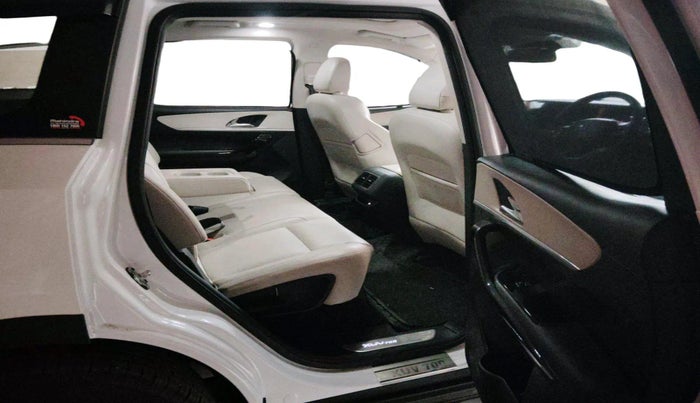 2024 Mahindra XUV700 AX 7 P AT 7 STR, Petrol, Automatic, 8,608 km, interior
