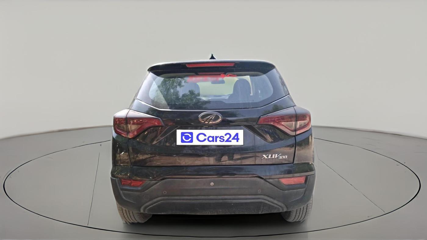2022 Mahindra XUV300 W4 1.2 PETROL, Petrol, Manual, 35,687 km, exterior