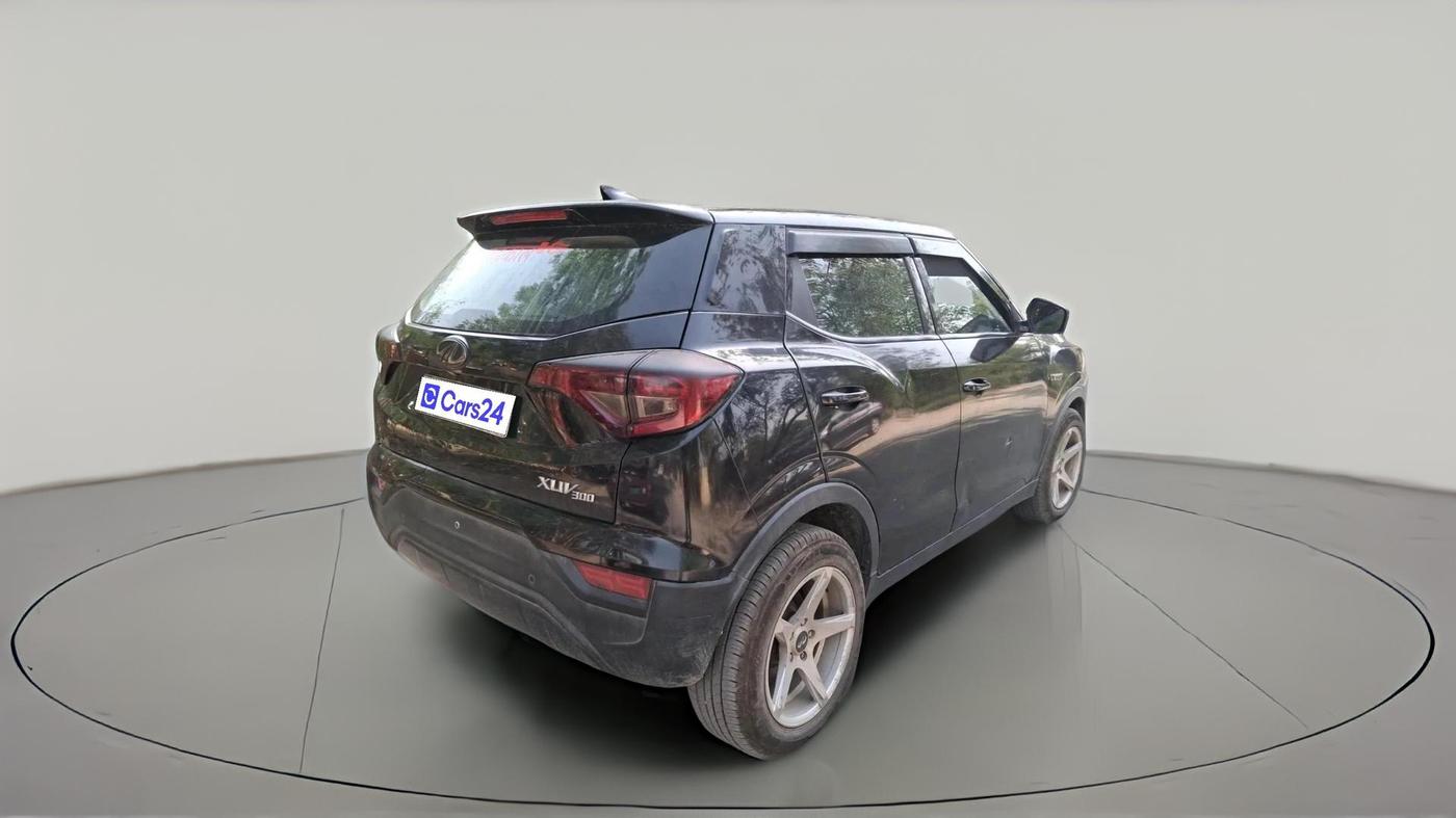 2022 Mahindra XUV300 W4 1.2 PETROL, Petrol, Manual, 35,687 km, exterior
